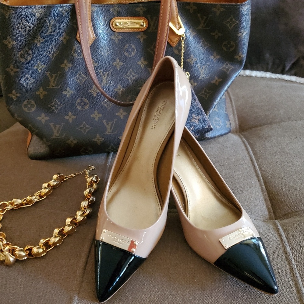 💯 Coach Tan & Black Patent Pointed Toe Heels